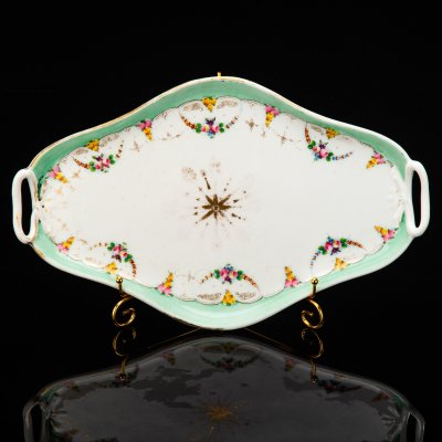 купить Поднос кофейный, украшенный цветочными гирляндами, фарфор, роспись, золочение, Товарищество М.С. Кузнецова в Риге, Российская империя, 1870-1910 гг.