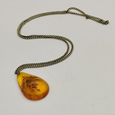купить Кулон с подвеской, имитирующий янтарь с включением растения и насекомого, эпоксидная смола, металл, Азия, 2000-2015 гг.