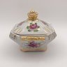 Купить Сахарница (шкатулка), декорированная цветочным декором, фарфор, роспись, золочение, Объединение «Гжель», СССР, 1970-1990 гг.