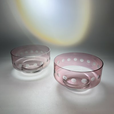 Купить Пара конфетниц розоватого оттенка с декором в горошек, стекло, нацвет, резьба, СССР, 1970-1990 гг.
