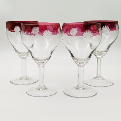 купить Набор из четырех бокалов с бортиками марганцевого оттенка и растительным декором, стекло, нацвет, резьба, СССР, 1970-1990 гг.