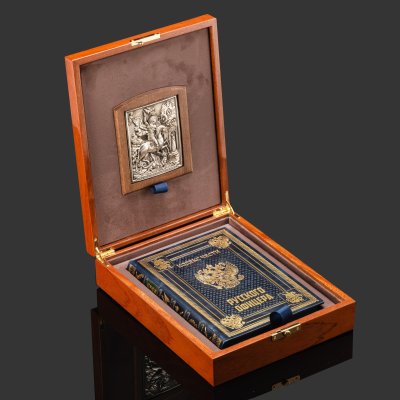 купить Подарочный набор с книгой "Кодекс чести русского офицера" и иконой "Георгий Победоносец" в лакированной шкатулке, бумага, кожаный переплет, тиснение, золочение, обрез с принтом; дерево, металл, серебрение; в подарочном лакированном футляре с бархатным ложеменом, и подарочном картонном коробе, Российская Федерация, 2025 г.