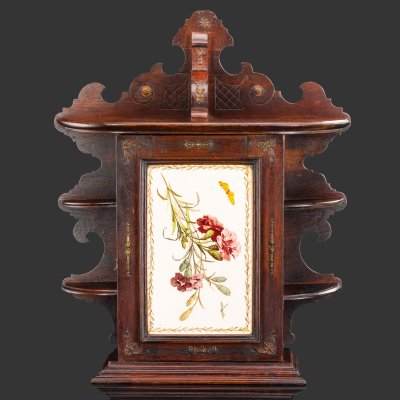 купить Шкафчик навесной (аптечка) с декоративной вставкой на створке с изображением букета гвоздик и фигурной нижней частью, дерево, резьба, фаянс, деколь, роспись, металл, Западная Европа, 1880-1920 гг.