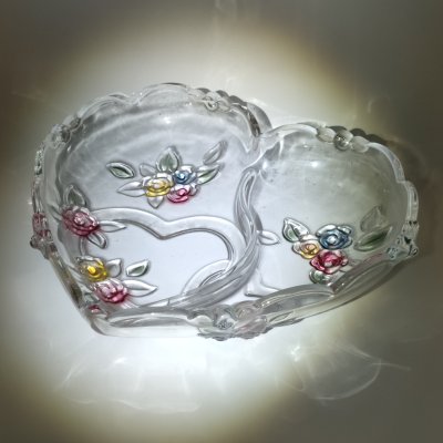 купить Сервировочное блюдо (менажница) в форме сердца, украшенная рельефным декором в виде роз, стекло, матирование, Walther Glas, Германия, 1990-2010 гг.