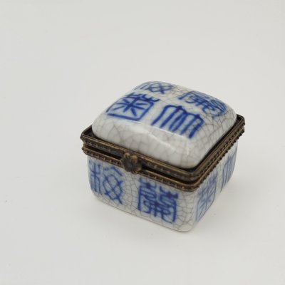 купить Шкатулка миниатюрная (таблетница) в традиционном китайском стиле, мануфактура Porcelain Art, фарфор, роспись, Европа, 1980-2000 гг.