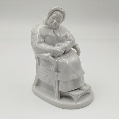 купить Статуэтка "Коробочка" из серии "Гоголевские персонажи" по произведению "Мертвые души", скульптор Воробьев Б.Я., фарфор, Ленинградский фарфоровый завод (ЛФЗ), СССР, 1950-1970 гг.