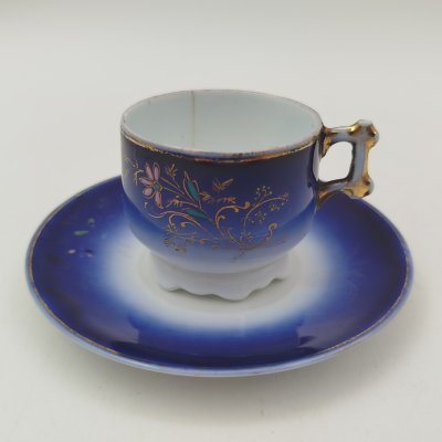 купить Кофейная пара с фигурной ручкой и цветочным декором, фарфор, крытье, роспись, золочение, Российская империя, 1880-1915 гг.