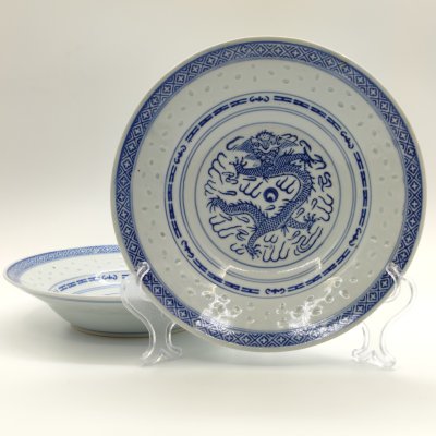 купить Пара суповых тарелок, украшенных изображением дракона с огненной жемчужиной и традиционным рельефным декором "рисовое зерно", фарфор, деколь, Фарфор Цзиндэчжэнь, Китай, 1980-1990 гг.