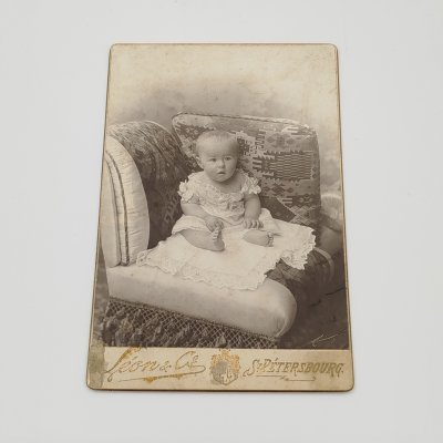 купить Фотография с изображением ребенка, фотоателье "Леон и Ко", г. Санкт-Петербург, бумага, фотопечать, картон, Российская империя, 1900-1917 гг.