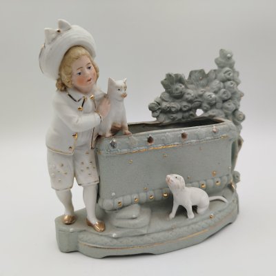 купить Карандашница, украшенная фигуркой мальчика с кошкой и собакой, фарфор, бисквит, роспись, золочение, фарфор, бисквит, роспись, золочение, Западная Европа, 1930-1950 гг.