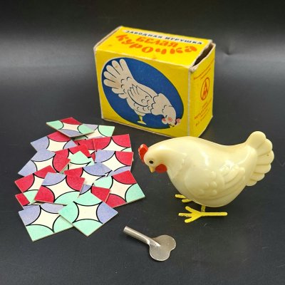купить Игрушка заводная "Белая курочка" в оригинальной коробке, пластик, металл, картон, СССР, 1967 г.