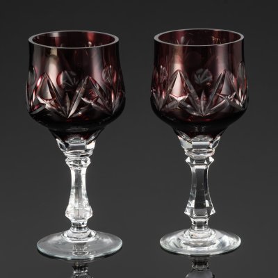 купить Пара бокалов марганцевого оттенка с декором в виде линз, хрусталь, нацвет, алмазная грань, Стекольный завод «Красный май», СССР, 1960-1980 гг.