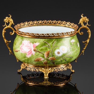 купить Кашпо с эффектом натурального камня, украшенное изображением мифологических существ и цветов, фарфор, латунь, роспись, золочение, Западная Европа, 1900-1920 гг.