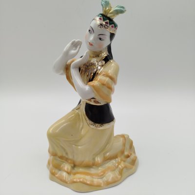 купить Статуэтка "Казахский танец", скульптор О. С. Артамонова, фарфор, роспись, золочение, Дмитровский фарфоровый завод (ДФЗ Вербилки), СССР, 1954-1965 гг.