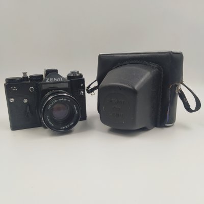 купить Фотоаппарат "Зенит-11" с объективом "Гелиос-44М-4" в оригинальном кофре, металл, стекло, пластик, кожа, Красногорский механический завод (КМЗ), СССР, 1989 г.