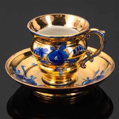 купить Чайная пара, украшенная цветочным декором, автор Л.П. Азарова, фарфор, роспись кобальтом, золочение, Гжельский фарфоровый завод, СССР, 1970-1980 гг.