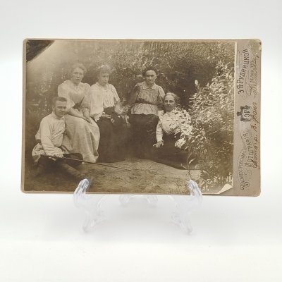 купить Фотография с изображением семьи, фотоателье "Василеостровская фотография Э.Я. Рудницкой", фотограф Владимир Фёдорович фон Дитмар, г. Санкт-Петербург, бумага, фотопечать, картон, Российская империя, 1900-1917 гг.