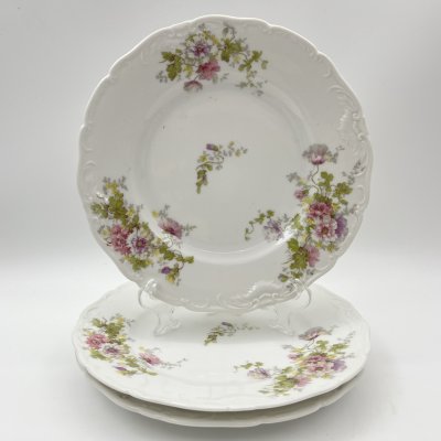 купить Набор десертных тарелок с цветочным декором и рокайлями на 3 персон, фарфор, деколь с подрисовкой, золочение, Фабрика князя Друцкого-Любецкого в Цмелеве, Российская империя, 1887-1917 гг.