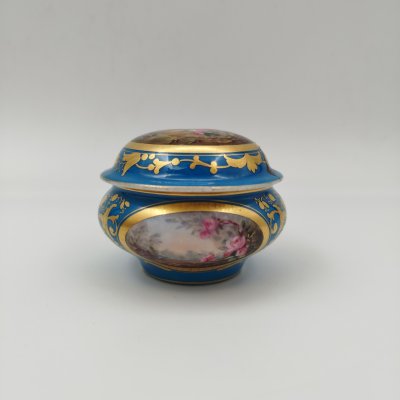 купить Шкатулка голубого цвета с декором в виде кустов роз в медальонах, фарфор, крытье, роспись, золочение, Западная Европа, 1850-1900 гг.