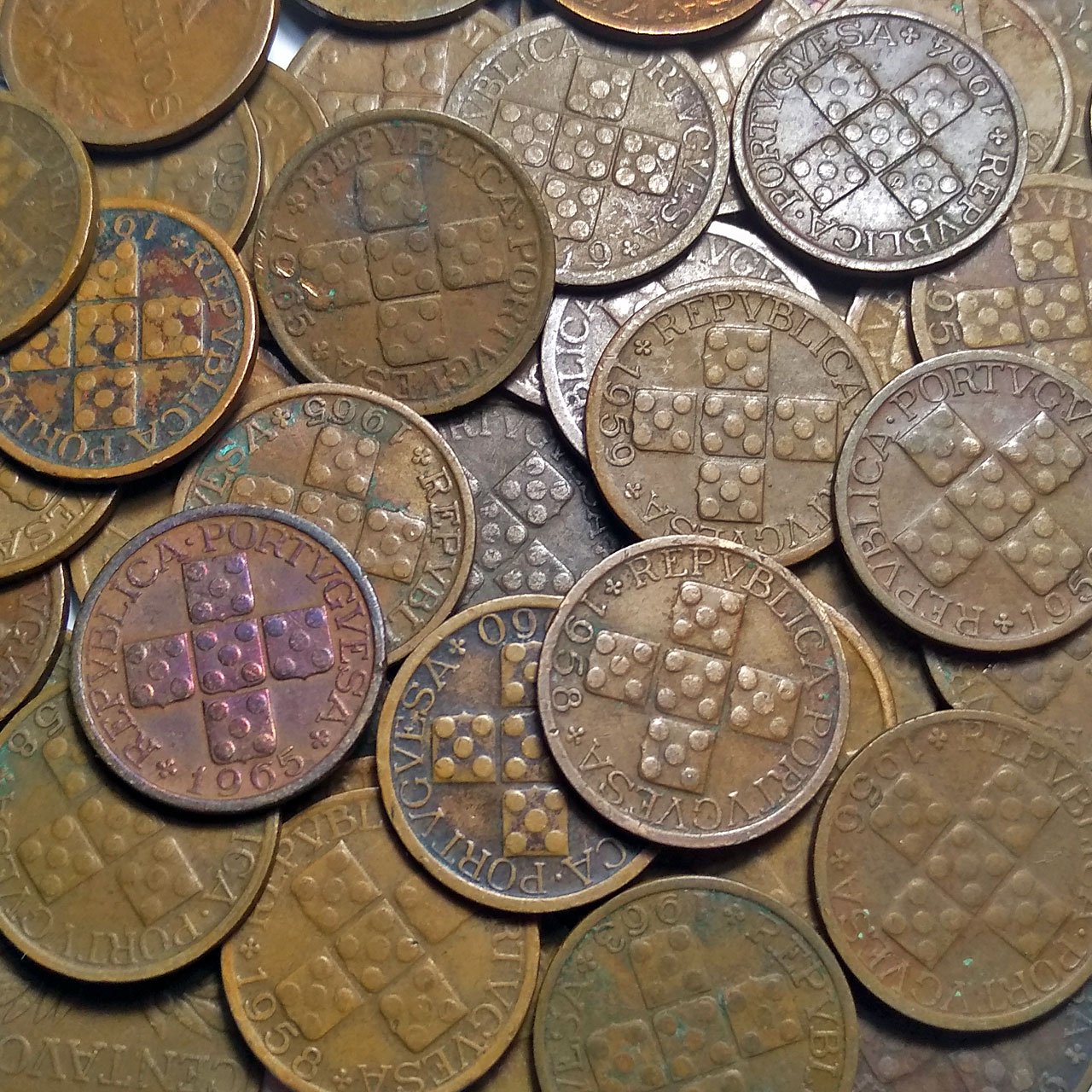 Купить старые монеты. Старинные монеты. Старинные европейские монеты. Формы старинных монет. Самая Старая монета.