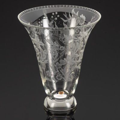 купить Ваза для цветов с широким раструбом, украшенная цветочным декором и бабочками, хрусталь, резьба, травление, Чехословакия, 1960-1980 гг.