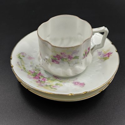 купить Пара чайная изящной формы с рельефным туловом и цветочным декором (с запасным блюдцем), фарфор, деколь, золочение, Западная Европа, 1890-1920 гг.