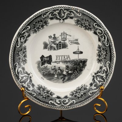 купить Тарелка с ребусом "Богатство, полученное нечестным путем, никогда не принесет пользы", фирма Lebeuf Milliet & Cie ("Creil at Montereau Faïenceries"), фаянс, деколь, Франция, 1860-1880 гг.