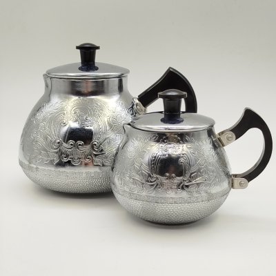 купить Набор из кофейника и молочника с рельефным цветочным декором, Калининградский машиностроительный завод, металл, пластмасса, литье, гравировка, СССР, 1970-1990 гг.