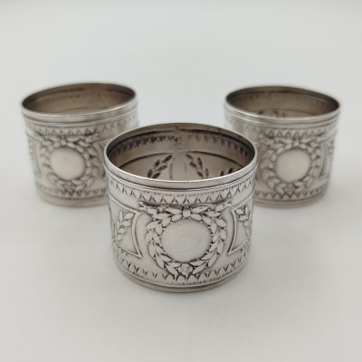 купить Кольца для салфеток в классическом стиле, декорированные изображением гирлянд и венков из лавровых листьев, (3 шт.), металл, Московский платиновый завод «Платиноприбор» (МПЗ), СССР, 1970-1990 гг.