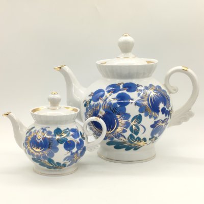 купить Комплект из двух чайников, декорированных флористическим узором в сине-голубых тонах, фарфор, роспись, золочение, Городницкий фарфоровый завод, СССР, 1970-2000 гг.