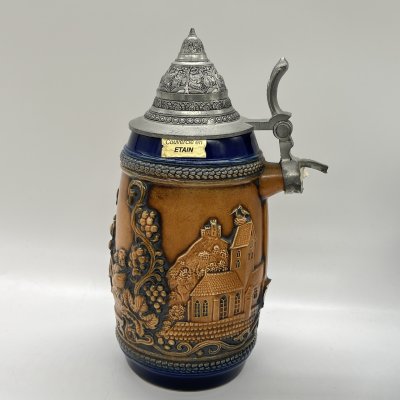 купить Кружка пивная, украшенная изображением прогулки матушки с детьми и надписью "Сувенир из Эльзаса", керамика, рельеф, крышка -сплав металла, Gerzit Gerz, Германия, 1960-1990 гг.