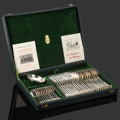 купить Набор столовых приборов на 12 персон в футляре (37 предметов), фирма "A La Gerbe D'or ", металл, серебрение, фанера, Франция, 1950-1970 гг.