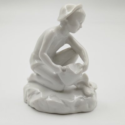 купить Статуэтка "Юный садовод" ("Мальчик с лейкой"), скульптор Г.С. Столбова, фарфор, Ленинградский фарфоровый завод (ЛФЗ), СССР, 1960-1970 гг.