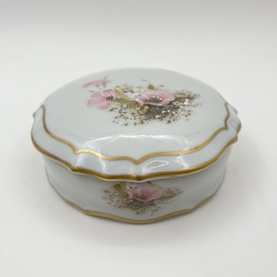 купить Шкатулка круглой формы, украшенная нежным цветочным декором, фарфор, деколь с подрисовкой, золочение, Limoges, Франция, 1970-1990 гг.