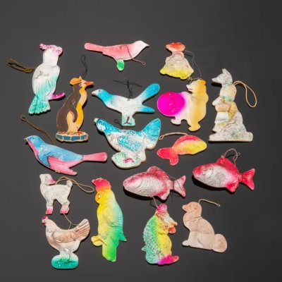 купить Набор из 17 винтажных ёлочных игрушек различных форм и расцветок, картон, штамповка, аэрография, СССР, 1950-1980 гг.