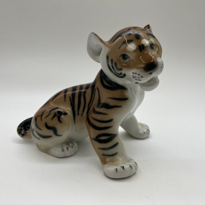 купить Статуэтка "Тигрёнок", скульптор Б. Я. Воробьев (под реставрацию), фарфор, роспись, Ленинградский фарфоровый завод (ЛФЗ), СССР, 1970-1990 гг.