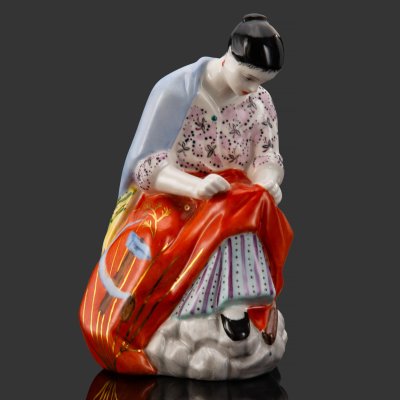 купить Статуэтка "Работница, вышивающая знамя", автор модели Н.Я. Данько, фарфор, роспись, золочение, Ленинградский фарфоровый завод (ЛФЗ), Россия, 1960-1990 гг.