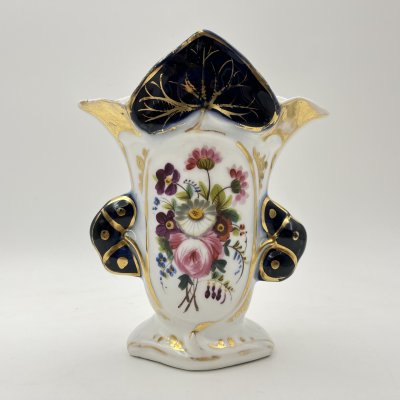 купить Ваза, украшенная цветочным декором и золотистым узором на кобальтовом фоне, фарфор, роспись, золочение, Европа, 1910-1930 гг.
