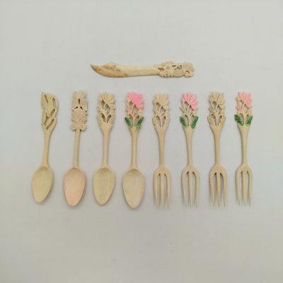 купить Набор десертных столовых приборов с цветочным декором на 4 персоны в родной упаковке, кость, резьба, Китай, 1950-1960 гг.