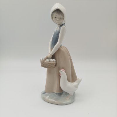 купить Статуэтка "Девушка с курицей и цыплятами", фарфор, роспись, NAO Porcelain, Испания, 1977-2000 гг.
