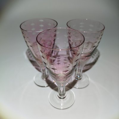 купить Набор рюмок лилового оттенка с резным декором "Зерна" (на 3 персоны), автор А.М. Маева, стекло, резьба, Ленинградский завод художественного стекла (ЛЗХС), СССР, 1970-1990 гг.