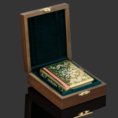 купить Коран малый на арабском языке, украшенный эмалями зеленого оттенка в подарочной коробке, латунь, бумага, эмаль, золочение, Златоуст, Российская Федерация, 2025 г.