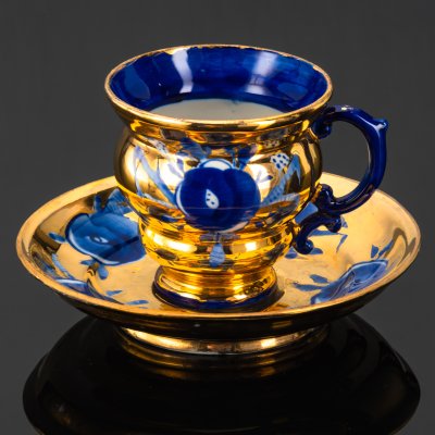 купить Чайная пара, украшенная цветочным декором, автор Л.П. Азарова, фарфор, роспись кобальтом, золочение, Гжельский фарфоровый завод, СССР, 1970-1980 гг.