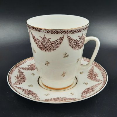 купить Пара кофейная с декором в виде цветочных гирлянд, форма "Майская", автор формы Э.М. Криммер, фарфор, деколь, золочение, Ленинградский фарфоровый завод (ЛФЗ), СССР, 1970-1992 гг.