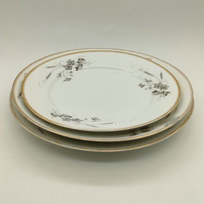 купить Набор из 2-х сервировочных блюд и обеденной тарелки, украшенный цветочным декором, фарфор, роспись, золочение, Западная Европа, 1890-1920 гг.