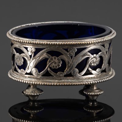 купить Солонка на ножках, с цветочным орнаментом по борту и вкладышем синего цвета, цветное стекло, металл, серебрение, Christofle, Франция, 1862-1935 гг.