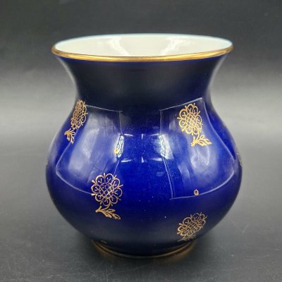 купить Ваза миниатюрная с цветочным декором, фарфор, крытье кобальтом, золочение, Ленинградский фарфоровый завод (ЛФЗ), СССР, 1950-1960 гг.