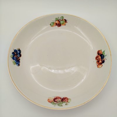 купить Сервировочное блюдо с изображением ягод, фаянс, деколь, золочение, Конаковский фаянсовый завод им. М.И. Калинина (ЗиК Конаково), СССР, 1962-1974 гг.
