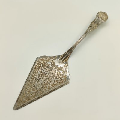 купить Лопатка для торта, украшенная растительным декором, металл, серебрение, гравировка, Европа, 1950-1980 гг.
