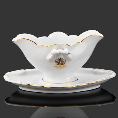 купить Соусник на подставке, украшенный золотистым кантиком и владельческой монограммой в виде буквы "А" и дважды зеркально повторяющейся буквы "Р", фарфор, золочение, Фарфоровый завод братьев Корниловых, Российская империя, 1884-1917 гг.